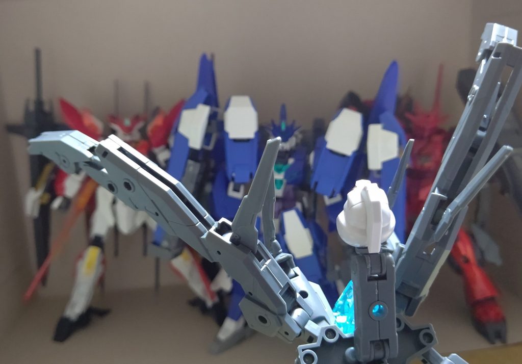 『かかってこいよ人間共! 俺に取り込まれた奴の心がどうなってもいいならなぁ!!』他者を取り込むラスボス機を作ろうと思ったものの、なかなか良い案が浮かばず困っていたが、30MMのオプションパーツ5が出たことで一瞬で解決した。なんて万能なんだ30MM!問題は、ガンプラのパーツを使ったとはいえ、果たしてこれはガンプラと呼べるのかどうかだ。