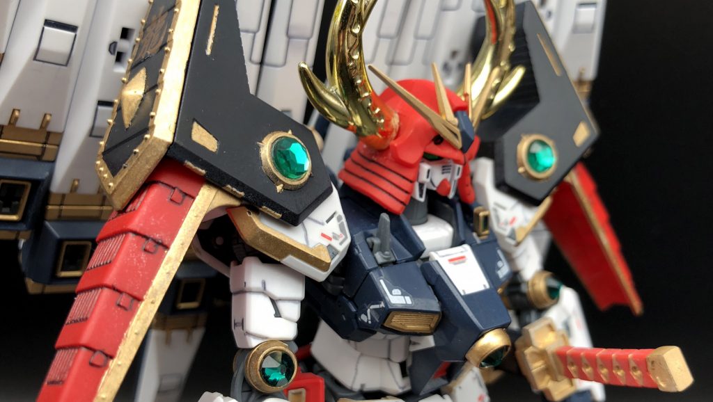 右面肩には龍の漢字デカール(龍に変身できる)ダブルフィンファンネルが重くて自立が難しい!