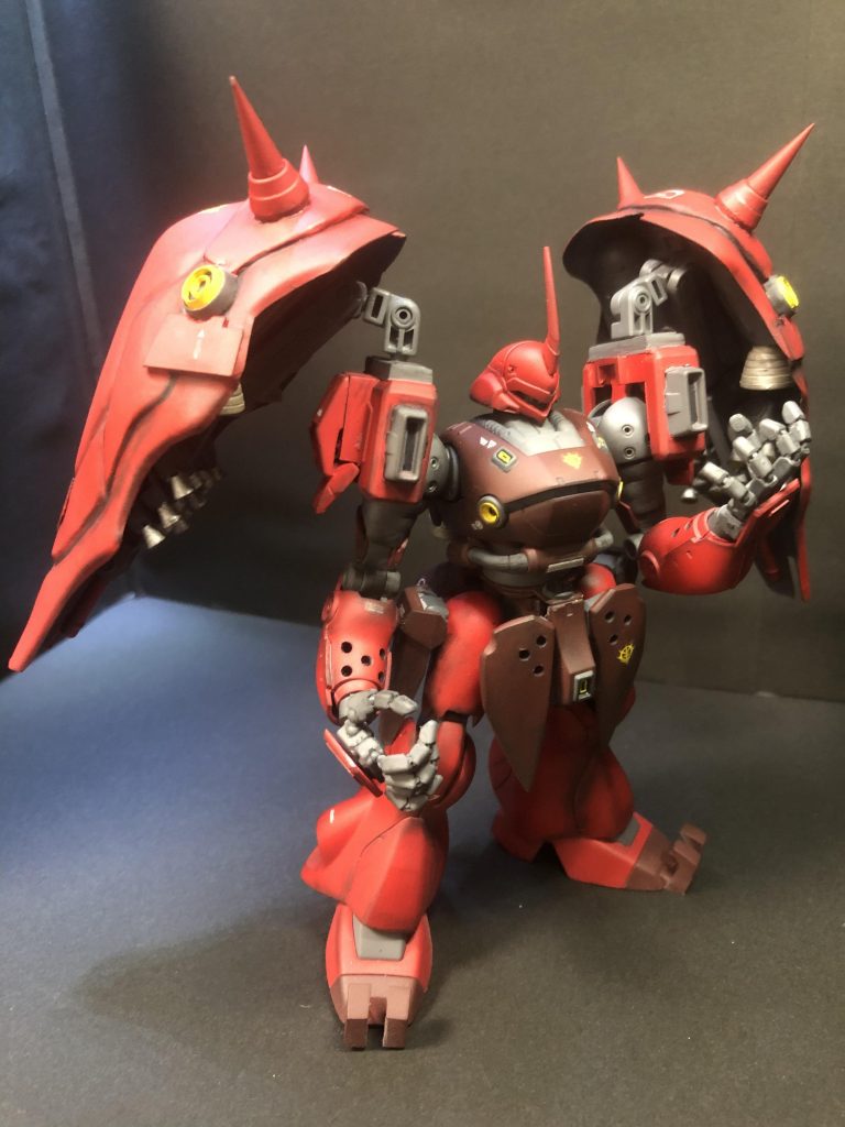 スカートや肩はクシャトリヤやクインマンサを参考にジャンクパーツを組み合わせています。写真ではわからないですがモノアイも可動する様にしました。