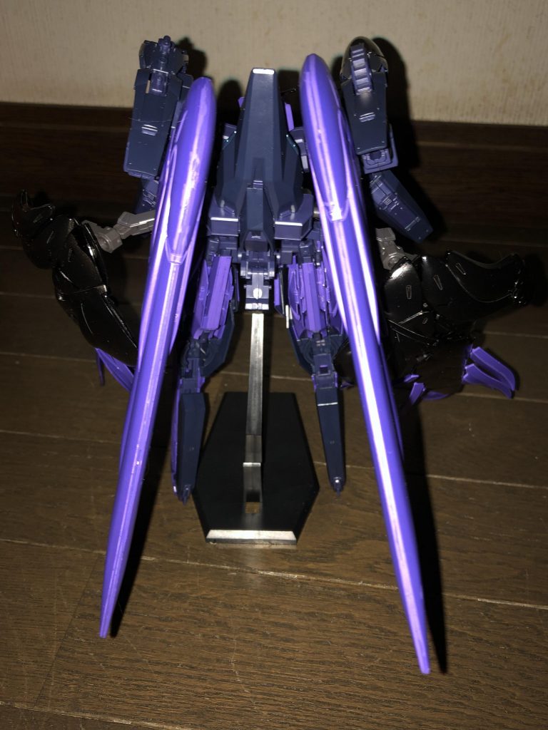 羽を展開した時の、背中の状態