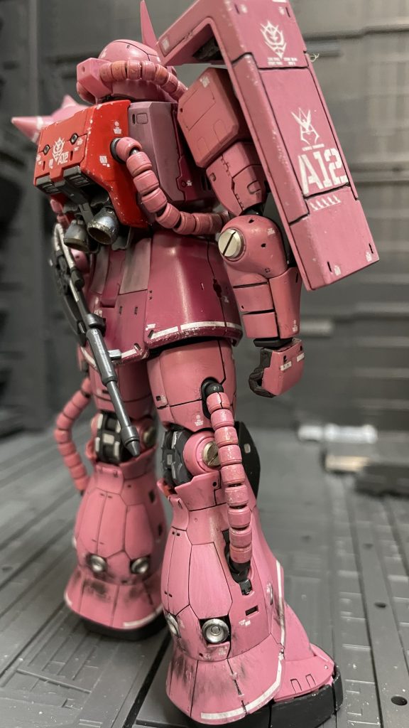 ヒジとかヒザ関節はメタルパーツにしたのですが、サイズが合わなくてはみ出ちゃいましたw 😑😑😑