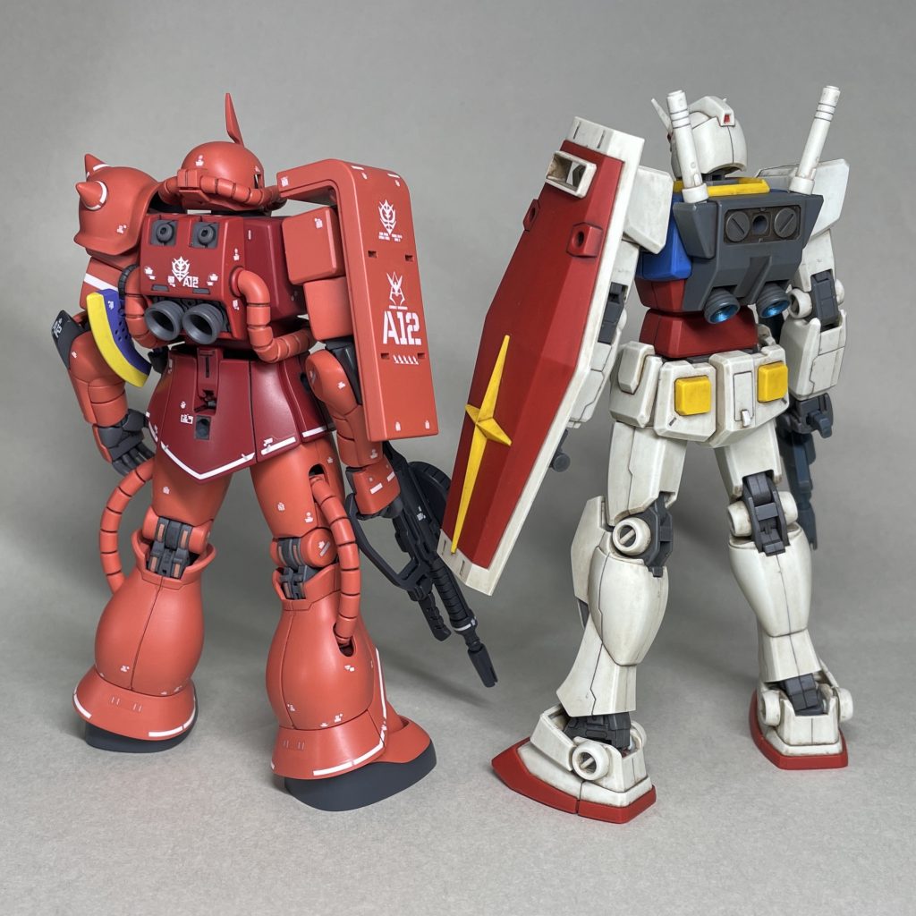 ガンダムは、成形色を生かし、Mr.ウェザリングカラーで軽く汚しています。