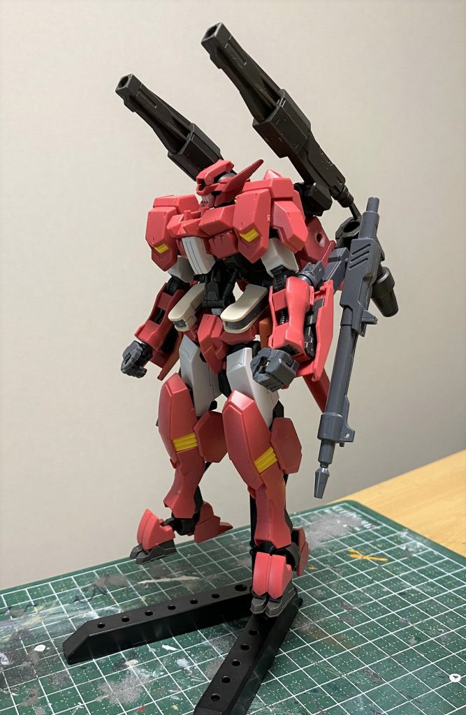 塗装前。腰を2㎜延長した程度でフレームは殆ど触っていません。キマリスやアスタロトのように腕と脚の延長も考えましたがこのがっしりしたラガーマン体型が崩れるので止めました。ここから脛にはリーオー、膝には獅電のパーツを加工して貼り付けています。バスターガンダムのパーツは肩、腰、胸ダクト、連結砲くらいなので案外少ないですね。