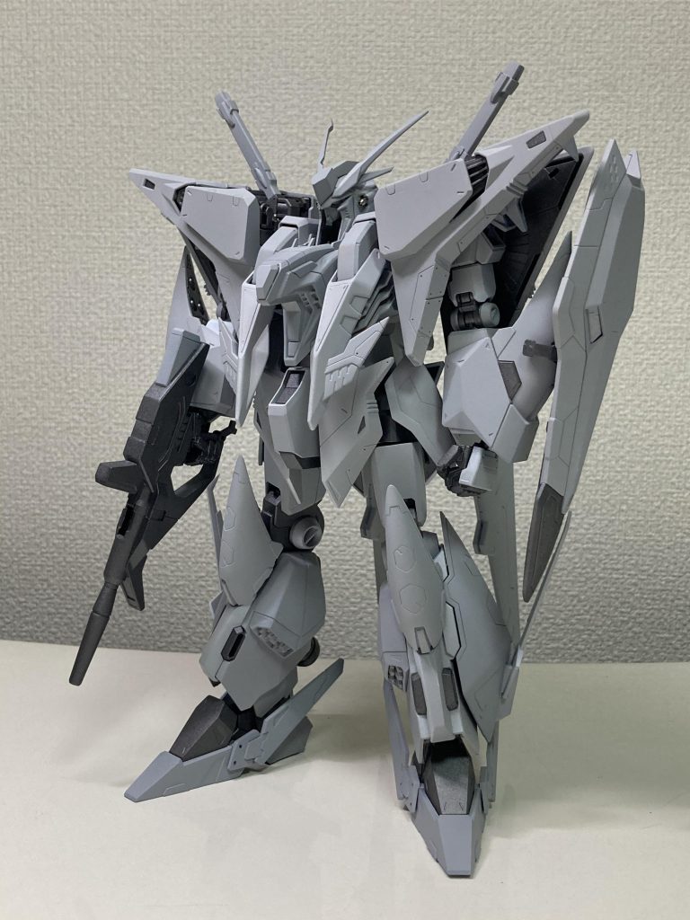 ヒロイックな体験を目指して、手・もも・足首・胴体を延長しています。小顔化したため、首が浮いてるように見えたので首の幅詰めを行ってます。