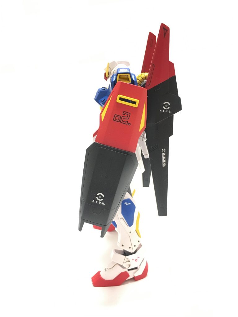 側面。本体とのメリハリをつけようと思って、武装やバインダーはあまり情報量を増やしませんでした。