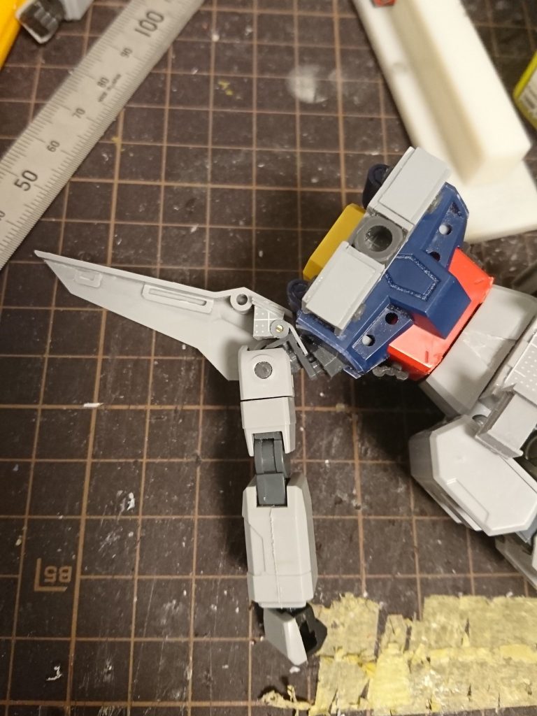 肩アーマーの接続や背面ドラグーンユニットの接続はプラ板等で自作してます