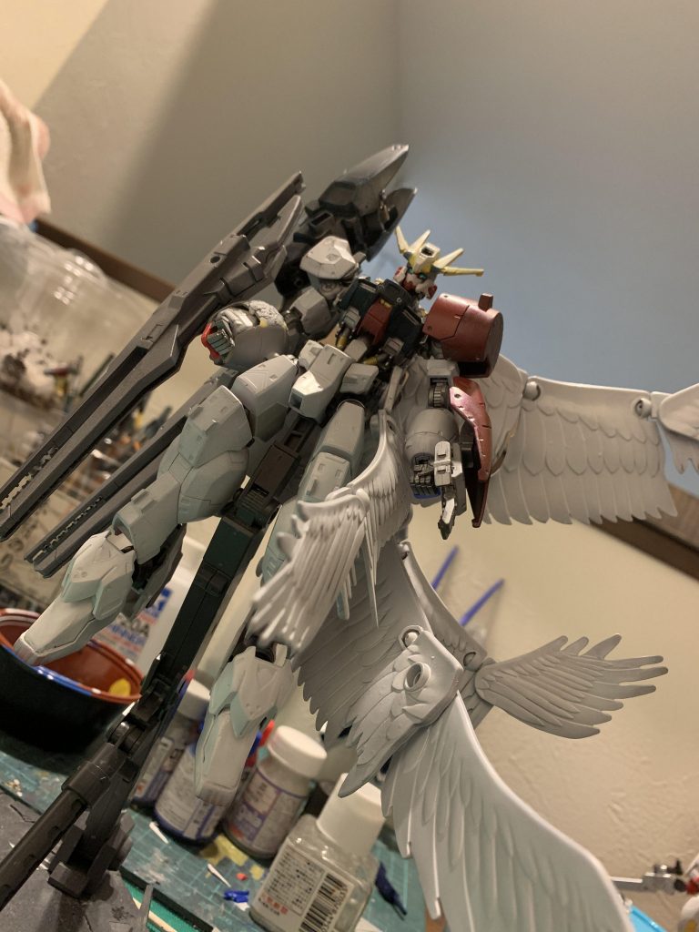 肩アーマーは赤と決めていました。翼の見た目がどうしても派手になると思いましたので、ボディは渋めの赤青にしようと。