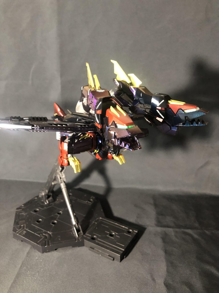 MA形態偏光がよりわかりやすく、右左のドラゴンヘッドで色が違います。エピオンクローがお気に入りです。