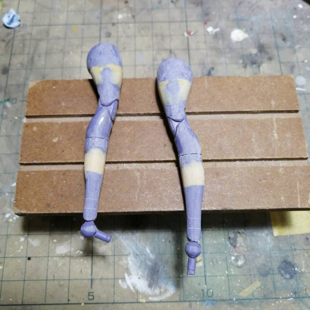 足の加工途中の画像です。メカっぽいモールドは消して、アニメの設定画像のようなバランスになるように加工してあります。普段はスケールモデル中心に作っているのですが、昔を懐かしんで久しぶりにガンプラを触ってみました。作りやすいパーツ構成や、組みやすい形状等を見ていると、やっぱりガンプラはユーザーフレンドリーのキットだなぁと思いました。つたない作品ではありますが、最後まで観ていただきありがとうございました!次があればまたよろしくお願いします!