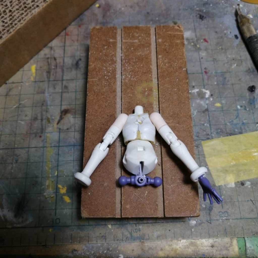 胴体は前後左右に4分割し、それぞれ2~3mmづつ詰めてあります。お腹も2mm程短くしてみました。肩はある程度動かせるようにしたかったので、なんちゃってポールジョイントのような形状にしてあります。