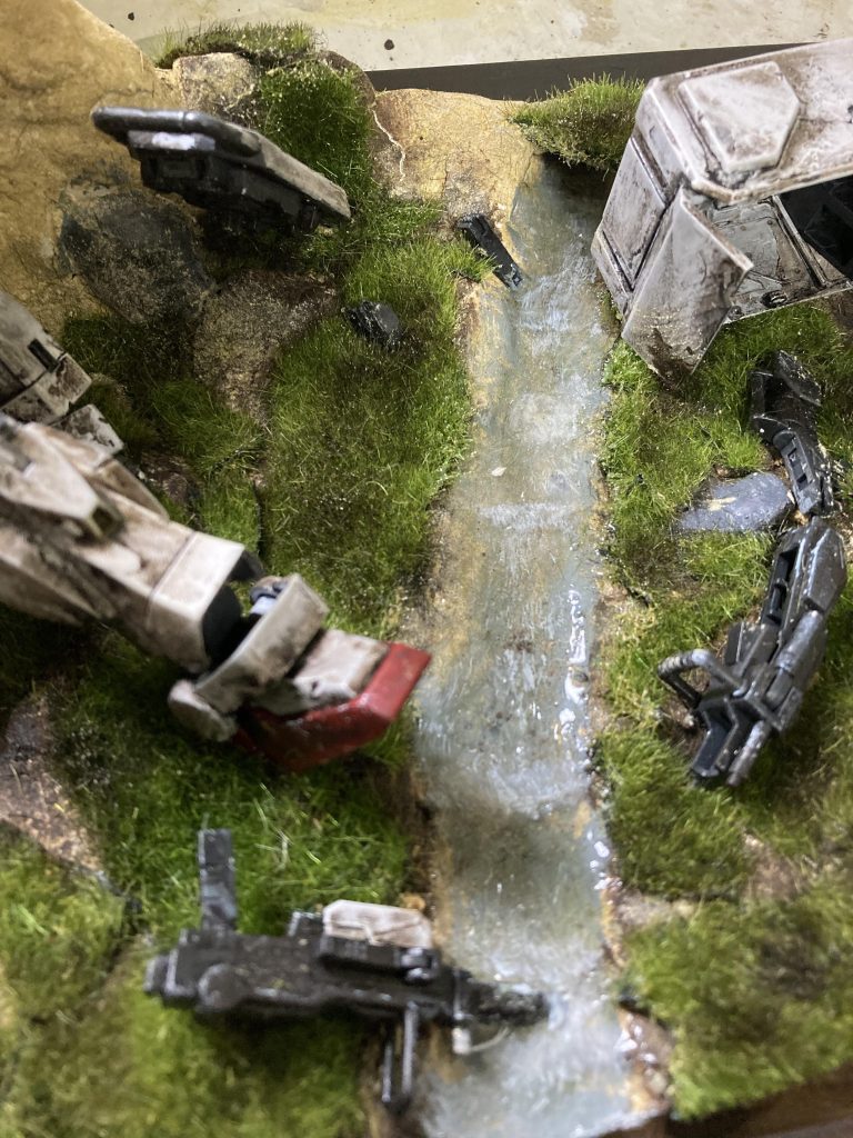 川と100mmマシンガンです。レジンを固めて、ホワイトのは塗料で流れを描いてます。…いちばんたいへんだった…