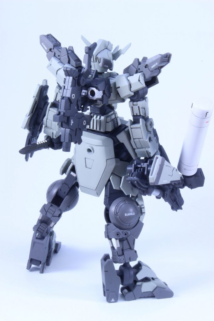 30MMのパーツはディテールは多いのですが、単色だと味気なかったので、嫌いな塗り分けを頑張って行いました。尻のパーツ取れてるけど、もう気にしないです☺️笑