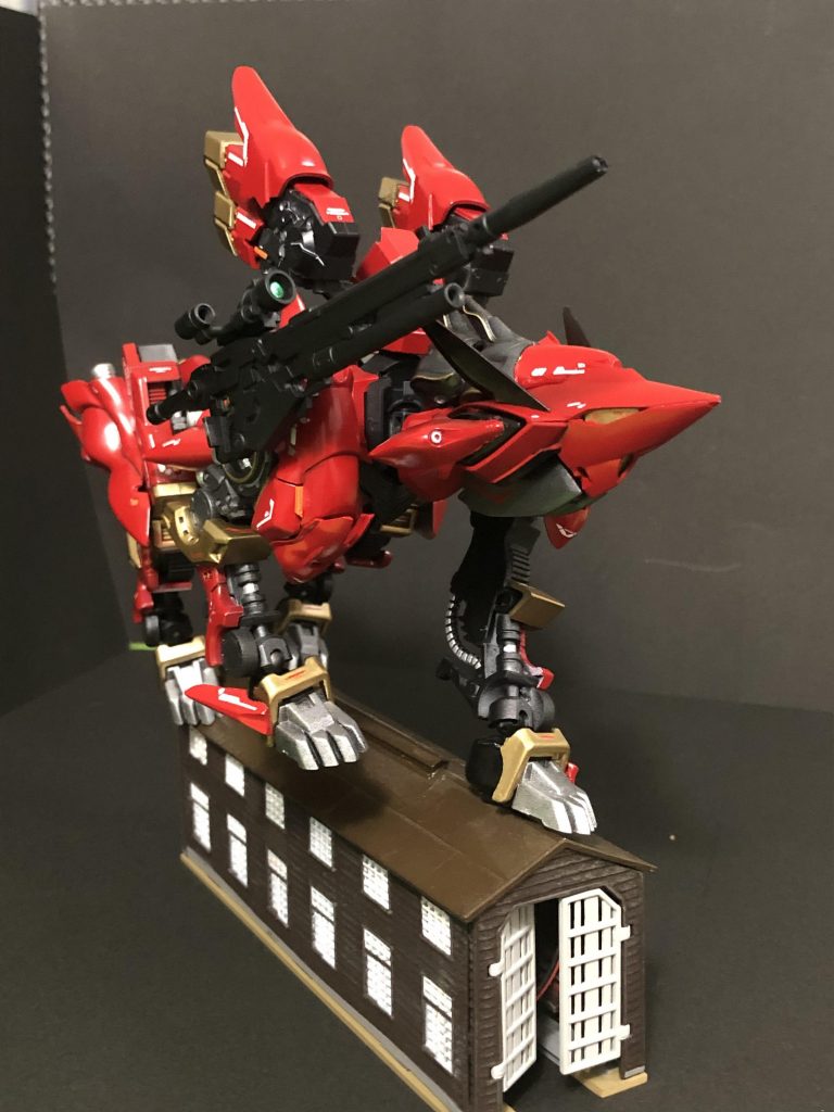 シナンジュ・ヴォルペを思いついた時にやりたかったポーズ。細い足場でも片脚を上げた3本脚でもかなりバランス良く立ってくれてビックリしました。足の付け根はボールジョイントなのでかなり融通がききます。オオカミの様などっしりよりキツネの様なしなやかな感じを目指したのでコレは良いと思いました。