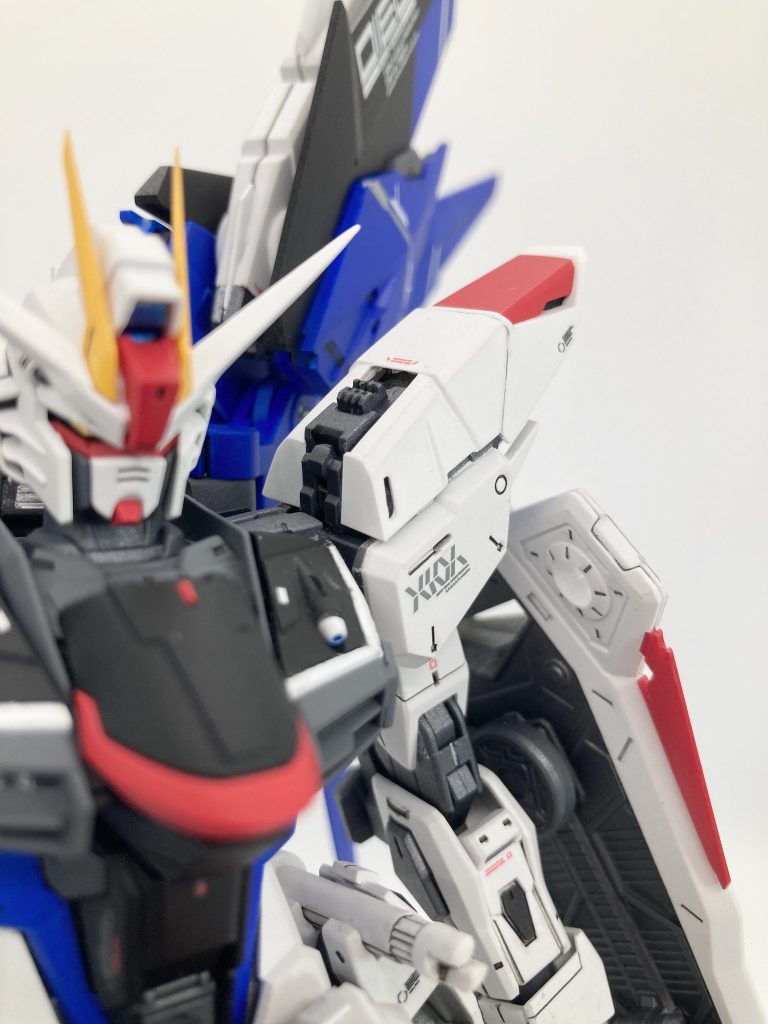 改修箇所は ・肩、膝下の微妙な曲面を平面に ・肩、脛横フレームディテール追加 ・バラエーナ砲身ギミック削除、砲口追加 ・腰バインダー基部BJ化 ・羽先端ディテール削除 ・アンテナ3mm短縮&シャープ化 ・顎削って小顔化 ・他スジボリやシャープ化、形状変更などディテールアップ