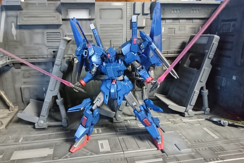 足のビームガンを抜いて手持ちハイパービームサーベル