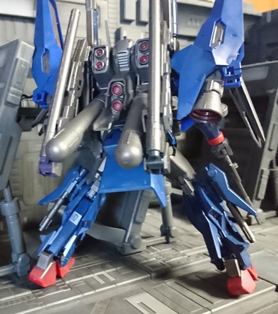 背中はトーリスリッターベースでマーク３ベースの改造機テルティウムのブースターとゼルトザームのバスターランチャー２本追加