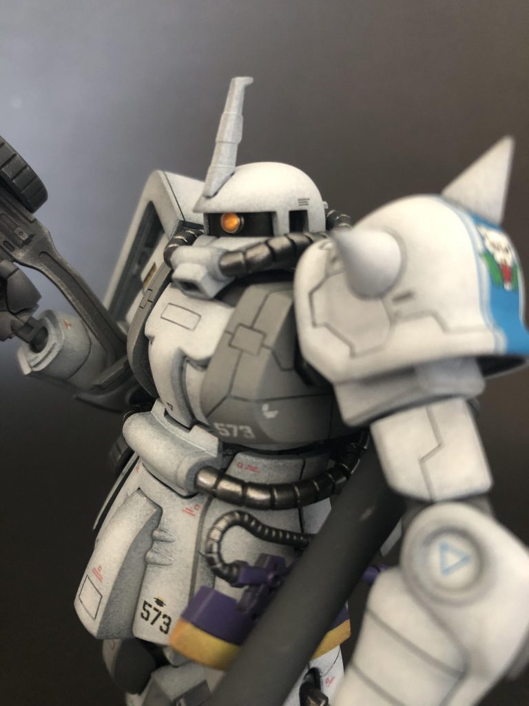 わかりにくいかもしれませんが、モノアイはハイキューパーツのSPプレートを施しHアイズはクリアーオレンジに塗ってみました。