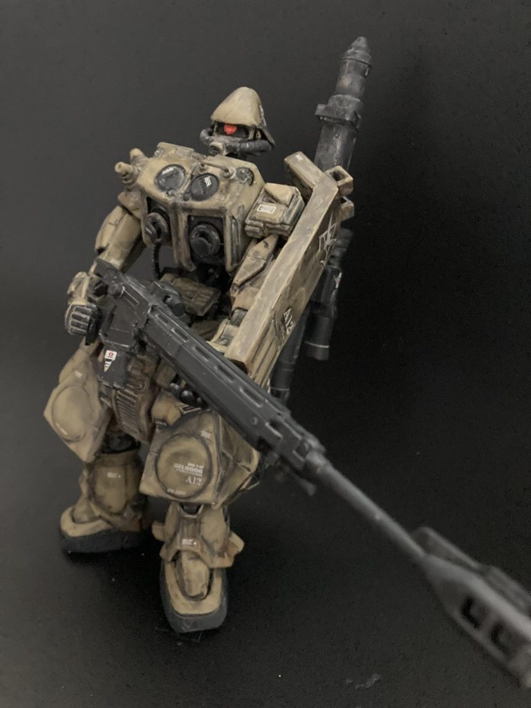 砂地の安定しない狙撃に三脚の様なバイポッドは使用出来ない為、スタンディング射撃用にアームを伸ばしました。