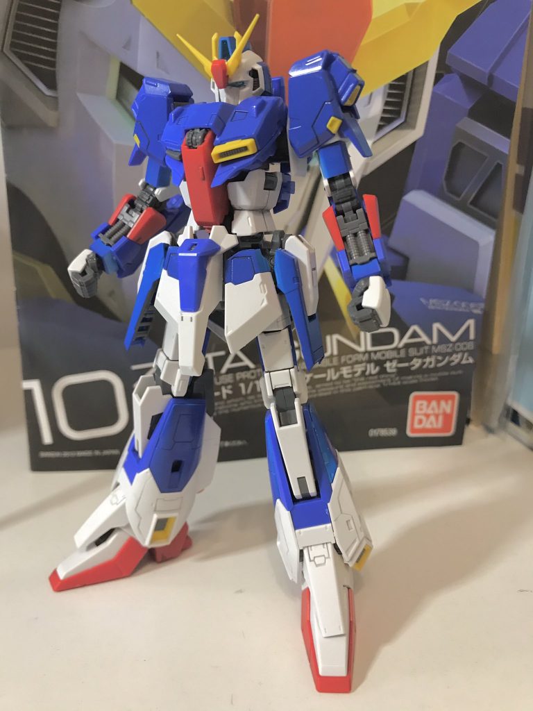 本体をくみ上げたところです。頭部がとさかと横ダクトが青でお侍さんの丁髷みたいになってどうしようかと思ったのですが、むしろ侍はいいモチーフなのでそのままにしました。ビームサーベル構えたかっこいい写真が撮れませんでした。