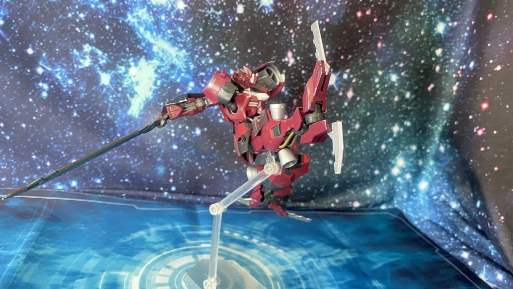 足癖悪そうです。戦闘狂のような機体になりました。