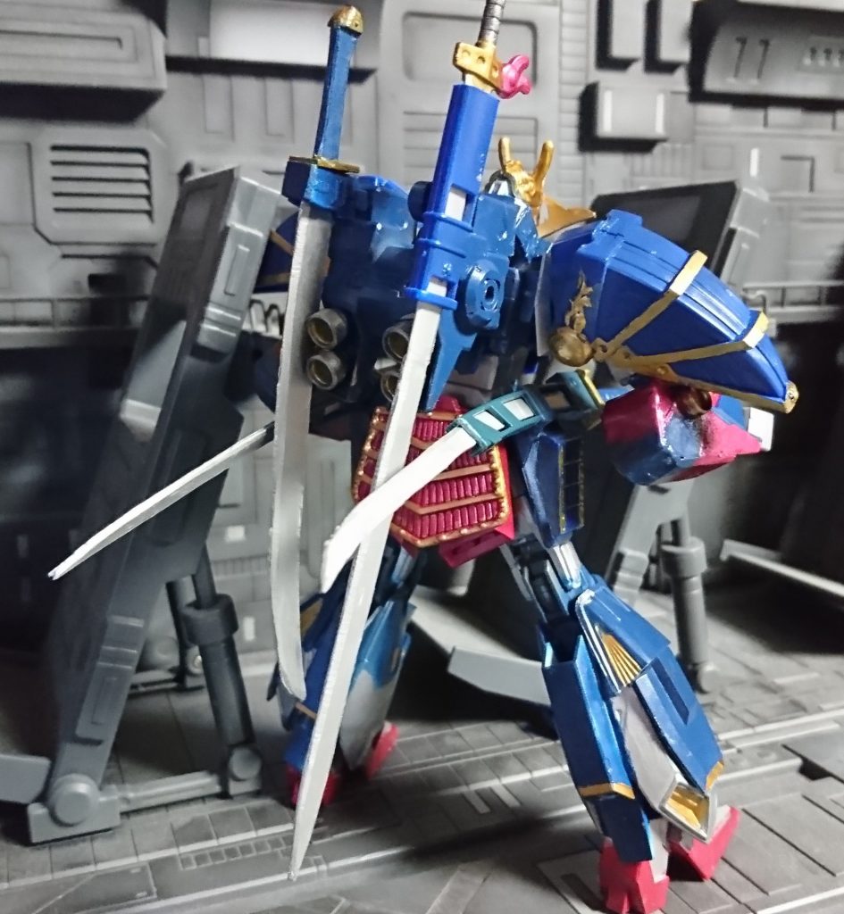 パックはカーディガンのものを使用して武器いっぱい背負えるように