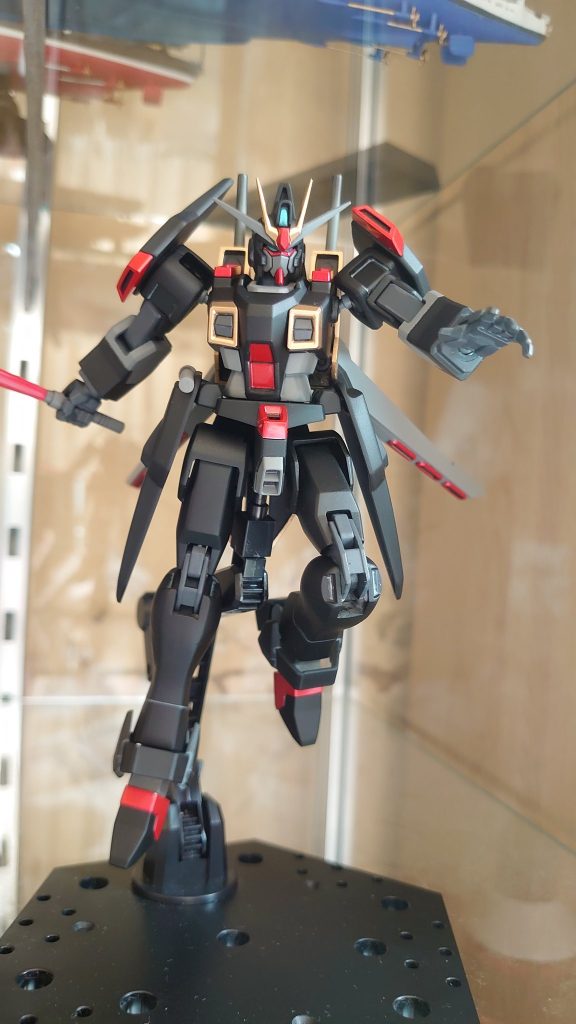 SEED DESTINYのアニメでとても格好良かったガイアガンダム。高校生の頃に発売されたキットを見た時、MS形態のバランスの悪さにそっと棚に戻しました。十数年経って納得のいくガイアガンダムを作れた気がします。空は飛べない。海は泳げない。でも水面を走る!そんなガイアガンダムが大好きなのです。