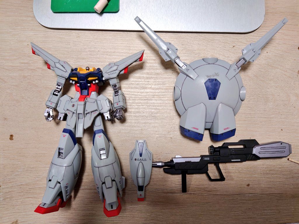 部分塗装後のデカールクドくならない程度に、スジボリ追加して、それでも情報量が寂しいところにデカールで補うような感じで貼ってます