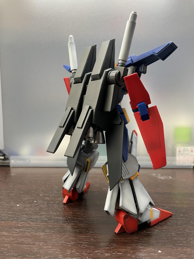 バックパックもそれっぽくなったかと。尾翼とか全然モールド入れてなくグラデも入れてなかった😩膝裏のスラスターがいま一歩かな