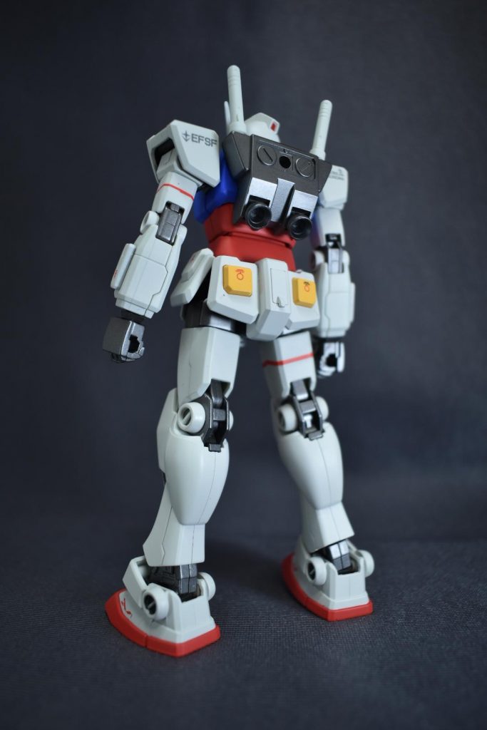 背面背面のデカールってどんな感じに貼ればいいの?ってなるので少なめ。