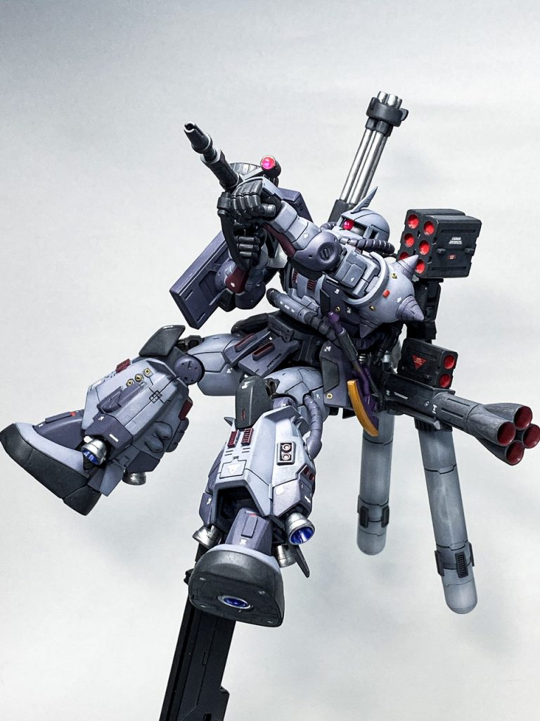 モノアイと銃器のセンサー部に、100均のジュエルシールにクリアーピンク原液を盛る手法というのを聞いて試してみました。綺麗な仕上がりでコスパも優れていると思います。