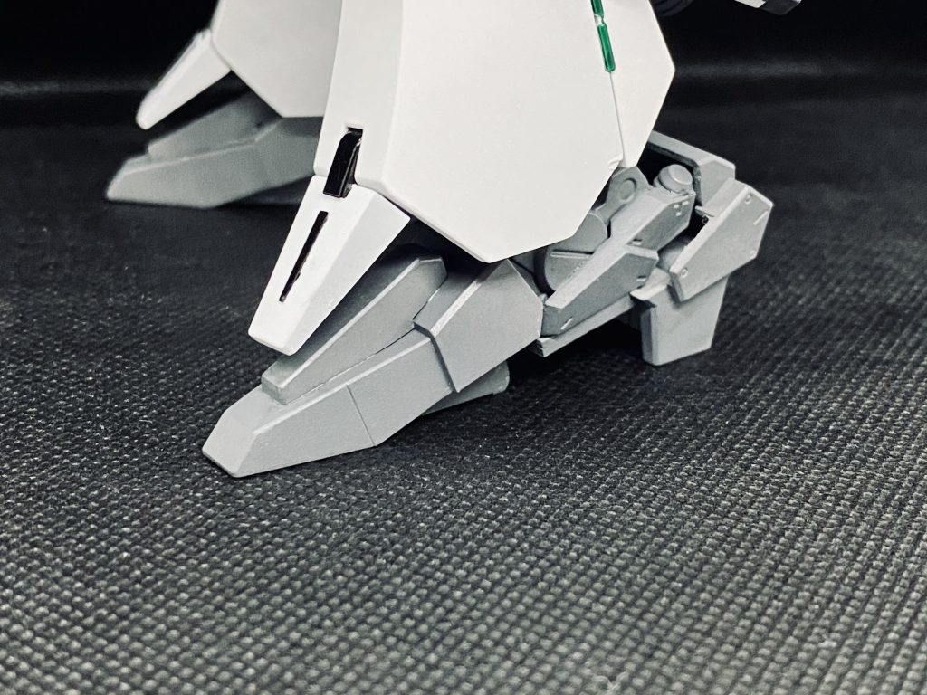 スリッパはアドバンスドヘイズルを使って設定画に近づけつつ、横に飛び出した部分をカットしてパテで整形し、自分好みのヒールに改造しました。