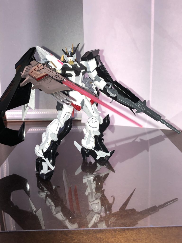 右腕を丸々ブリッツにしてある為、ミラージュコロイドを使い姿を消してシザーブレードで切り刻み、倒した敵機のパーツを奪うまた、スプレーガンの中身は瞬間カラーパテであり、自身が破損した箇所を修理したり敵の関節やメインカメラに付着させる事で敵の動きを妨害する