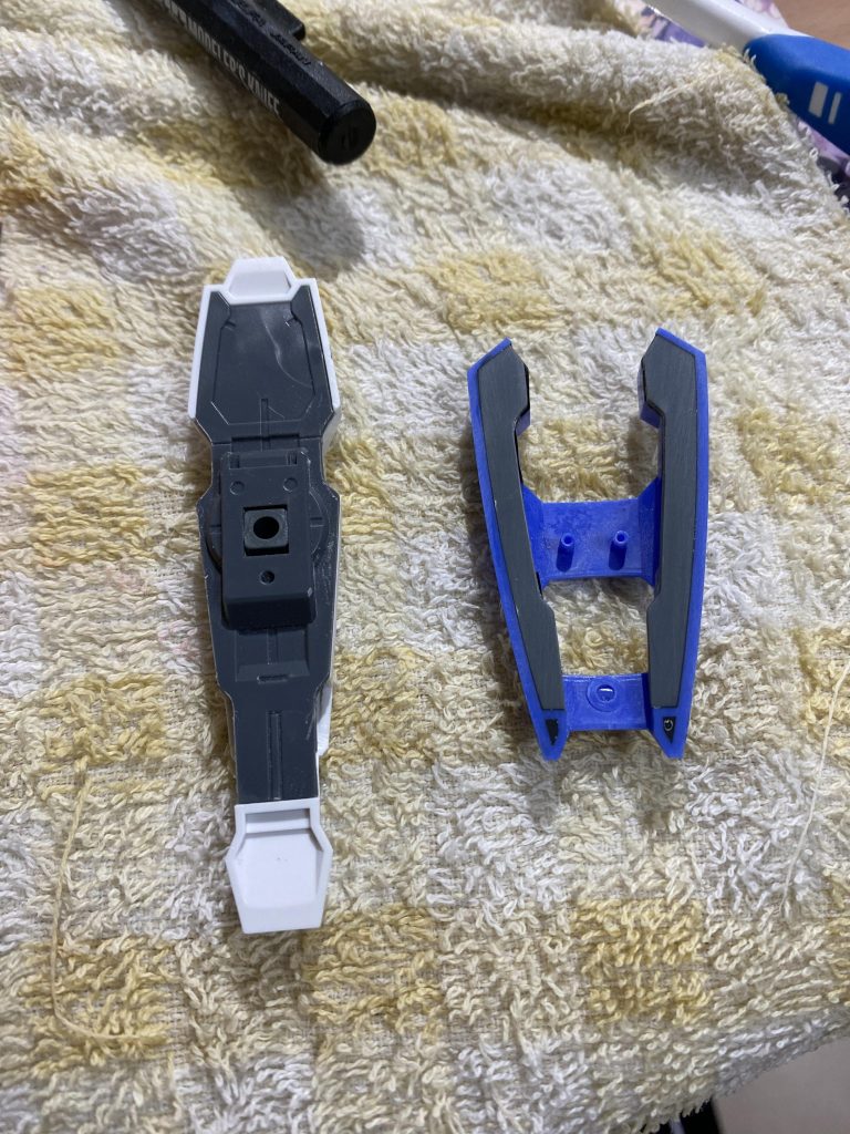 シールドは画像のようにグレーのパーツを分割変更して塗り分けやすくしました白いパーツの肉抜きもこの後埋めています正直手間がかかっただけなのでマスキングでいいと思いました笑