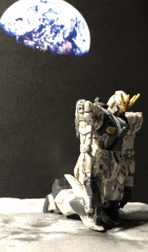 ...ってな妄想にお付き合いいただきありがとうございます🙇♂️今回の素材は食玩のMSイマジネーションからいただきました。(素組みならぬ、素置き(=背景をセットして置いただけ!)です😝)アクシズに眠るアムロの亡骸...本当にこんなものが見つかったら、また権力闘争のシンボルに使われそうですね😱