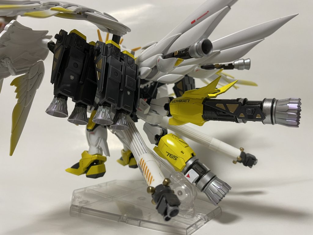 背部はRGのウイングから羽を拝借、プトレマイオスアームズやコトブキヤのバーニアを盛りに盛りました。