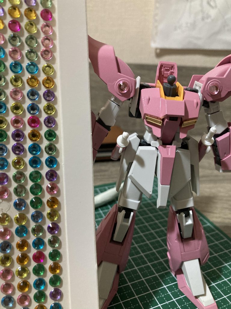 肩の部分に、百均のスワロフスキーを使用