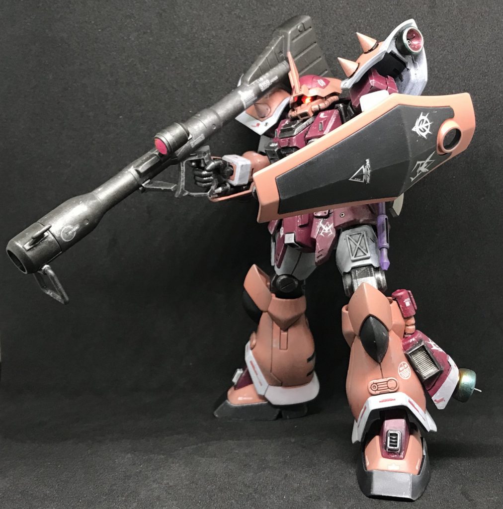 ジャイアントバズ、グフシールド装備。