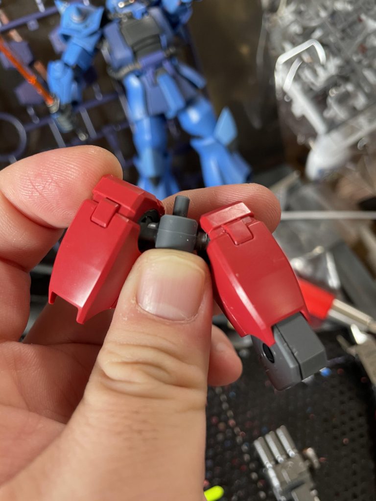 股関節をボールジョイントからなんちゃって軸関節に換装しているため、元キットより多少開脚が効きます。(左→右)