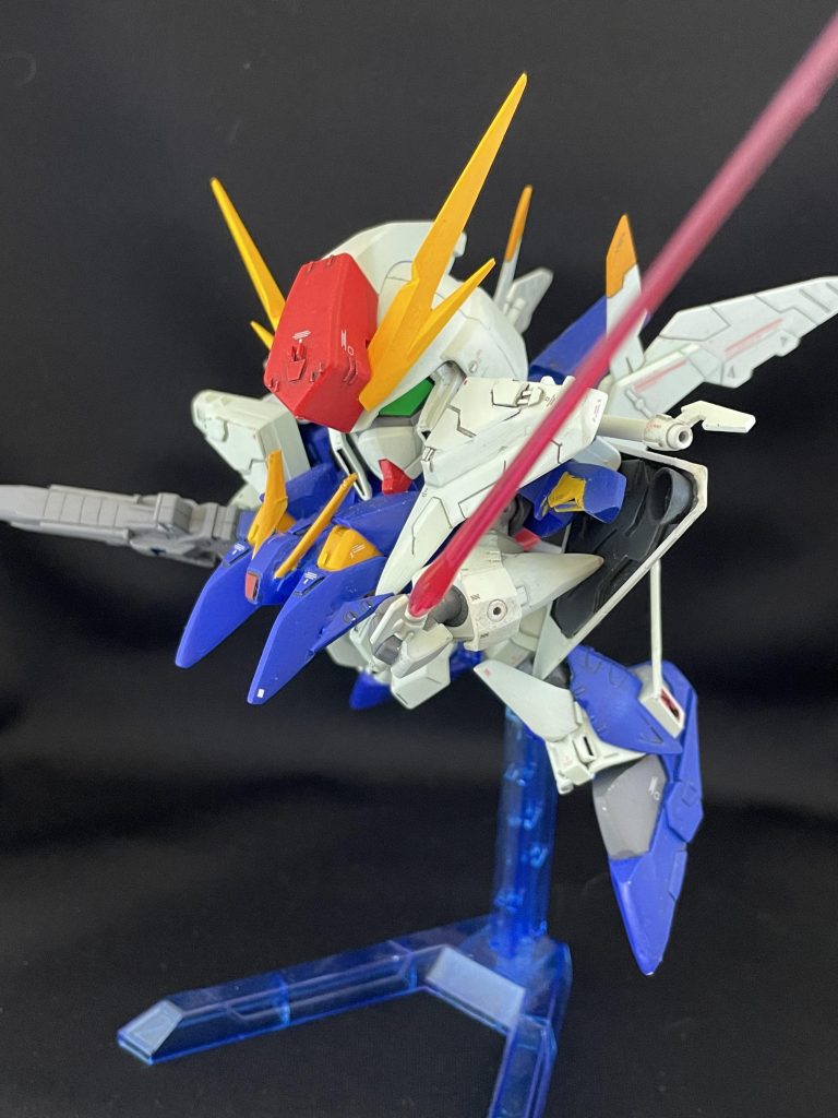 ビームサーベルはHG規格のエフェクトなら使えます。シールド裏にはオリジナル要素としてνの系譜らしくビームキャノンっぽいものを追加しています。なおシールドは磁石でくっついてます。