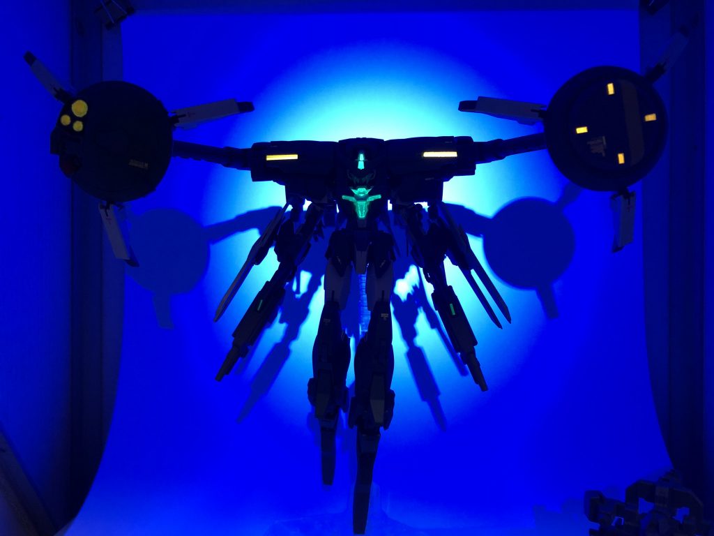 マスキングに失敗したため正式には没ということにしたのですが、一部に蛍光塗料を使用したため、一応ブラックライトを当てることで発光します。蛍光塗料はガイアノーツのものを使用したのですが想像以上に扱いが難しかったです。