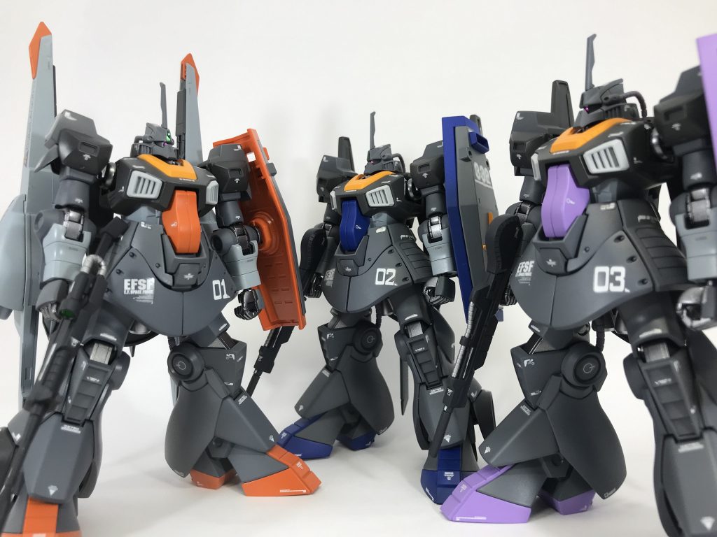集合写真その1。量産機とは言え、機体の一部にパイロットのパーソナルカラーを認める設定を織り込んでみましたが如何でしょう?