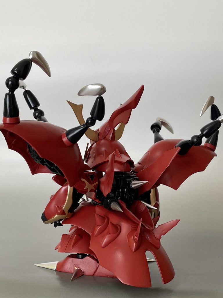 REAR羽っぽいところはクシャトリヤのバインダーを3分割、各部トゲは市販のスパイクやRGの余ったパーツを使用しています