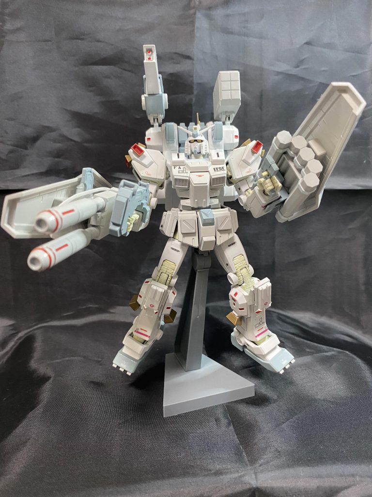 前から！フルアーマのごちゃごちゃ具合も白いとスッキリして見えます。薄いライトブルーとのツートンカラーにバーニア類の赤がアクセントです。　　　　　              　　　 　　   　　　　　              　　　 　   　　　　　              　　　 　