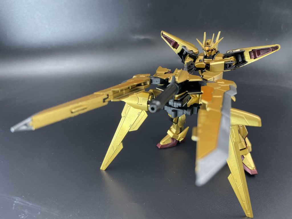 武装4「正式採用タクティカルアームズ「ミツルギ」　-『ヤマタノオロチ』モード-」元々のタクティカルアームズではガトリング砲であったが、ミツルギでは飛行ユニットとしての機能を持ち合わせておりその推進エネルギーを大型剣スサノオと組み合わせて、そのユニットの全てのエネルギー込めて放つハイパーメガビーム砲、その名も「ヤマタノオロチ」モード。