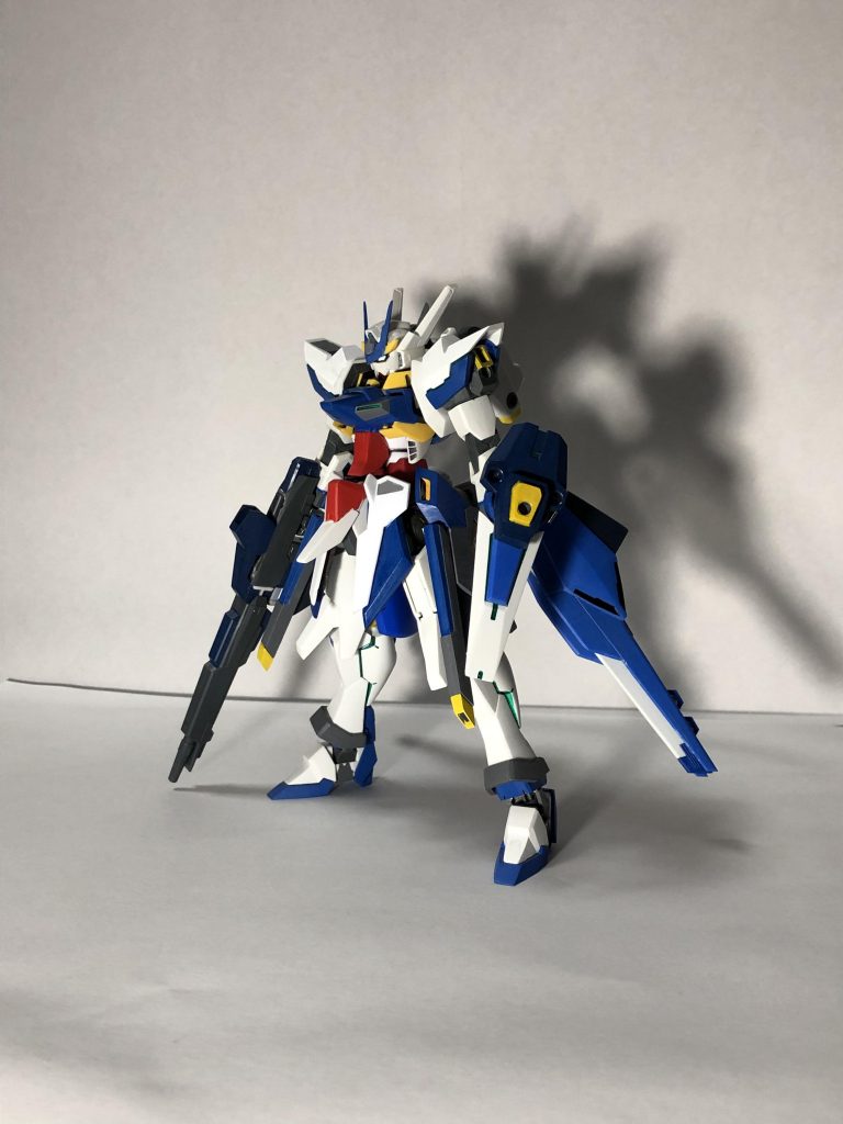 羽装備。ビームガンに追加パーツをつけてライフルになります。シールドはジャンクを切って貼って。