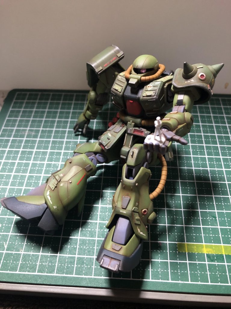 例のあのポーズ。右手はマシンガンの握り手しか付属していないのでHGグフカスタムの平手を拝借しています。