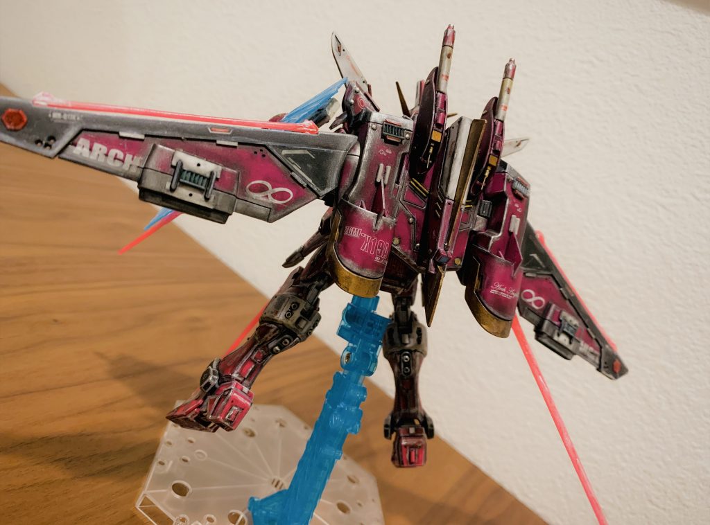 機体のイエロー部分はシタデルベースカラーのリトリビューター・アーマー、スラスター類の内側はガンダムマーカーのアイグリーンで部分塗装しました。