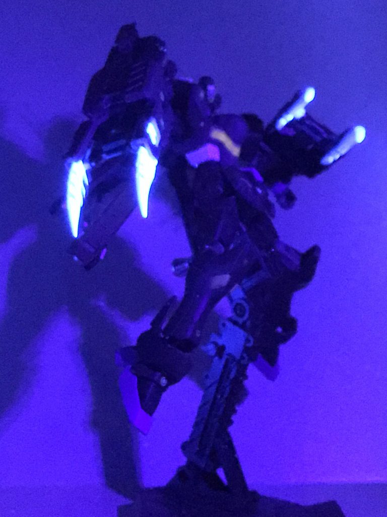 蛍光ブルーで塗装しているのでブラックライトでビカビカに輝きます。(暗闇での撮影が下手)美玲は近接戦闘が得意、射撃戦は大の苦手なので(断言)武装は大型クローユニットのみ、武装が多いと戦闘時に考えることが増えてイヤ(美玲談)なので、足裏のナイフもオミットしてます。