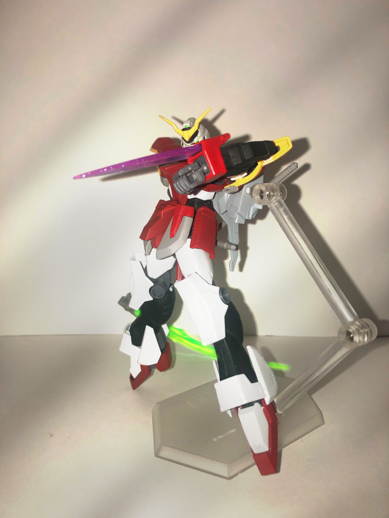 腕部からビームソード出せます