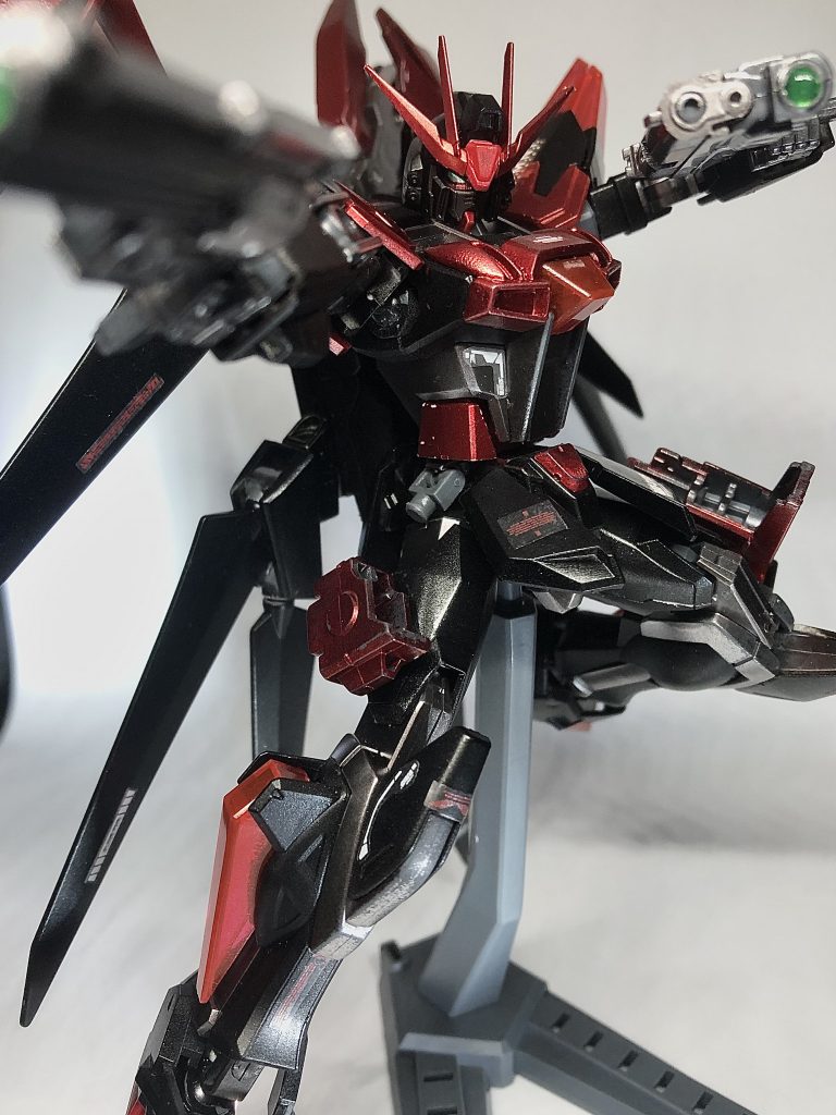 中距離での戦闘をカバーする為に装備された2丁拳銃「フェイルノート&ミストルテイン」